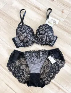 脇高ブラジャー　ショーツセット　B70 ブラック　花柄　レース
