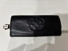 クレイサス チャーム付 ビッグカメリア ワッフル レザーフラップ長財布