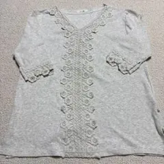 ドラッグストアーズ　fu-ai 花柄刺繍モチーフ付き五分袖カットソー　グレー