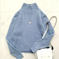 美品 アーバンリサーチ ケーブル編みクロップドタートルニット フォックス 水色