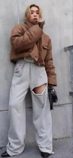 本日限定価格新品フィグ&ヴァイパー　ダメージロゴワイドスウェットパンツF グレー