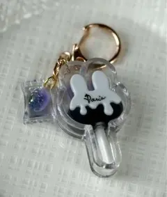 棒付きキャンディー風 うさぎモチーフキーホルダー｜パープル×ブラック