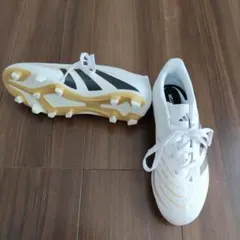 アディダスプレデター サッカー スパイク試し履きのみ美品22.5センチのサムネイル