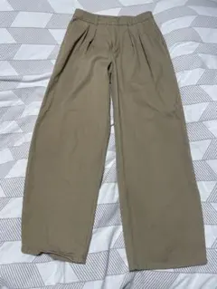 ベージュ プリーツ入り ワイドパンツ