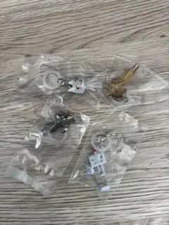 どこでもいっしょ　めじるしアクセサリー　4つセット　トロ　ピエール　スズキ　クロ