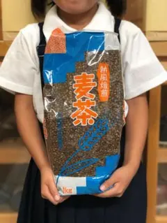 【送料無料】麦茶！！国内産大麦使用・熱風焙煎麦茶１kg×４袋のサムネイル