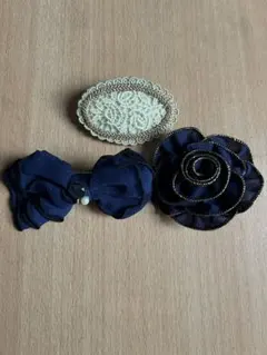 ネイビー リボンと花のピン、白のバレッタセット