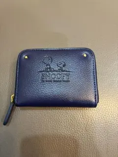 スヌーピーが型押しされたラウンドファスナー型のコインケース(小銭入れ)です。