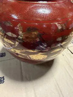 赤い陶器の花瓶 金色の装飾九谷焼