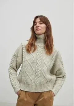 ウールケーブル編みタートルネックニット