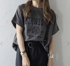 ボンジュールサガン　カレッジ刺繍ピグメントスウェットTシャツ　チャコールグレーのサムネイル