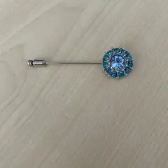 青とクリアの円形ブローチ