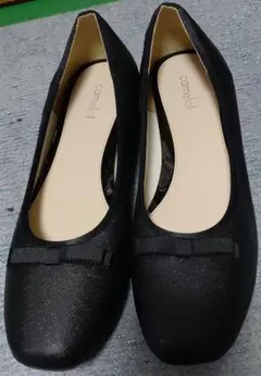 camelot リボン付き黒フラットシューズ