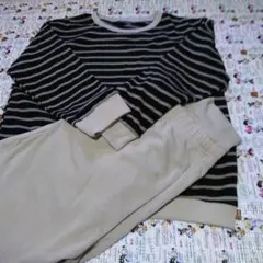 ベージュ&黒のボーダー柄&ベージュのバンツの裏起毛のルームウエアーのセットアップ