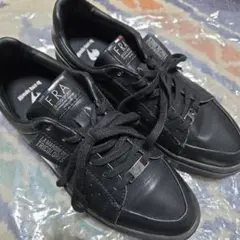 ブラック スニーカー