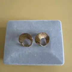 ゴールド色　オープンリングピアス