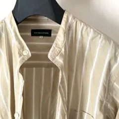 【美品】ベージュ×ホワイト　ストライプノーカラーシャツ