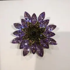 紫の花形ブローチ