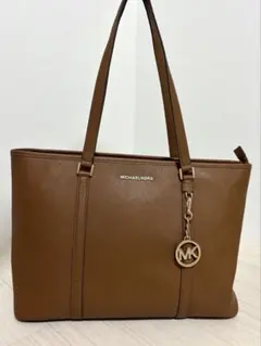 【大容量】MICHAELKORSトートバッグ チャーム付きPC入れあり通勤　茶色