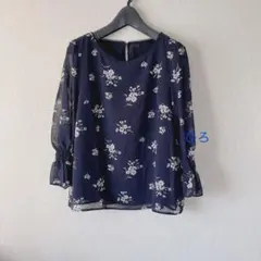 新品！花柄ブラウス　サイズ2のサムネイル