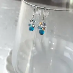 no1148とても小さいカプリブルーアンティーク花ガラスドロップピアス　316L