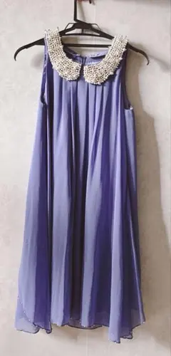 ビーズ装飾付きパープルドレス