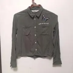 H&M 　キッズ　蝶刺繍 オリーブグリーン長袖シャツ