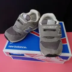 New Balance ベビー スニーカー グレー　14.5cm 箱付き。