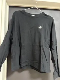 黒のロゴ入り長袖Tシャツ