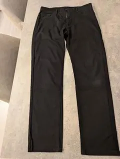ユニクロ、スリムフィット 黒 デニムパンツ