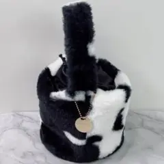 秋冬物♡牛柄ハンドバッグ　チャーム付　バケツ　筒型　巾着　ファー　ハンドル　黒