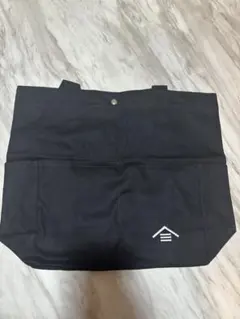 黒いキャンバストートバッグ