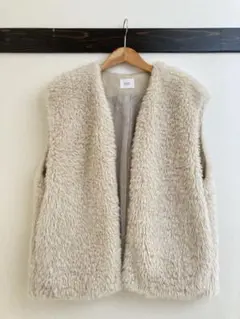 美品★LOWRYS FARM ファー風ノースリーブベスト