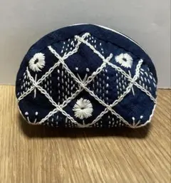 刺し子ステッチ(堀川波先生本参照　ひな菊と蝶々)藍染古布の半月型ポーチ