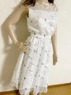 美品　ホワイト花柄 ワンピース　刺繍
