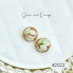 #2023 グリーンオレンジ半球レジンピアス　イヤリング　ハンドメイドアクセサリ