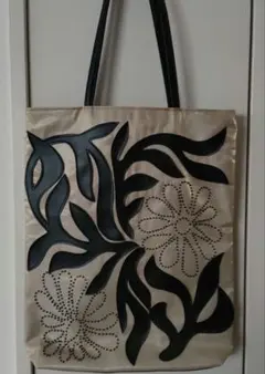 トートバッグ 黒い葉と花のデザイン