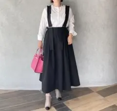 フリル付きサスペンダー ブラックフレアスカート