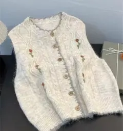 ホワイトニットベスト ボタン付き刺繍