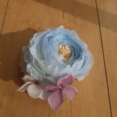 水色と薄紫の花の髪飾りコサージュ
