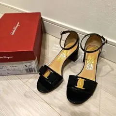 Ferragamo パテント 黒 ブラック サンダル ヴァラ リボン　フェラガモ