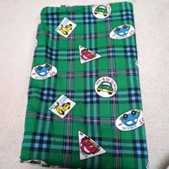 車のイラスト付き緑色チェック生地はぎれ