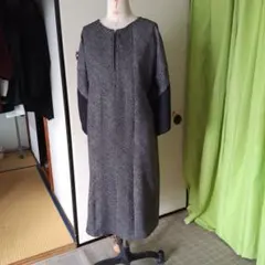 グレーと黒の刺繍入りロングドレス