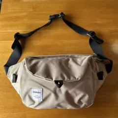 ナイロン製ベージュボディバッグ