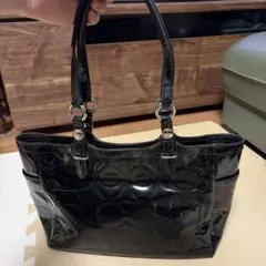 coach 黒 エナメル ハンドバッグ ロゴ入り