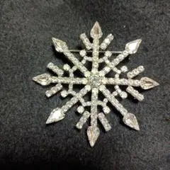 雪の結晶モチーフ ブローチ