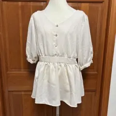 COLZA 新品！Vネック 半袖 ペプラムブラウス 薄ベージュのサムネイル