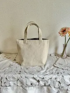 ④裏地も可愛いキャンバス地トートバッグ