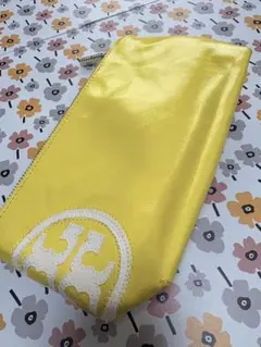 【汚れあり】TORY BURCH ポーチ イエロー ロゴ刺繍のサムネイル
