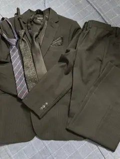 黒のストライプスーツ ネクタイ3本付き　150cm